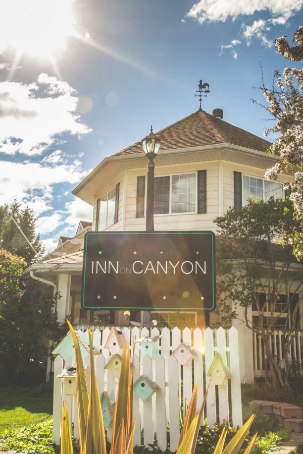 Inn On Canyon Radium Hot Springs Esterno foto